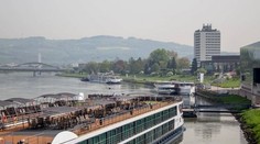 Dunaj sa vylial aj v Rakúsku. Rieka bola v Linzi pre lode uzavretá, neprejazdné sú aj viaceré cesty