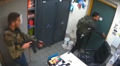 VIDEO: Život si zachránili len o vlások. Pred strieľajúcimi útočníkmi Hamasu sa ukryli do chladničky