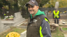 Nikdy nepočul, ani nehovoril. Romanovi zadáva šéf úlohy spôsobom, ktorý mnohých pobaví