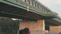 Hazard so životom nad Dunajom. Mladíci objavili dieru v konštrukcii Starého mosta