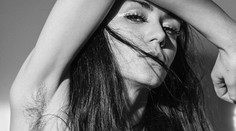 Ženy bojujú proti vnucovanému ideálu krásy. Chlpmi pod pazuchami