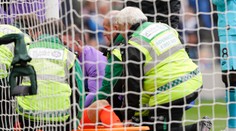 Brankára Tottenhamu museli odniesť na nosidlách s kyslíkovou maskou