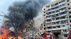 Ruské rakety zasiahli obytnú budovu v Dnipre, pod troskami zostalo mnoho ľudí