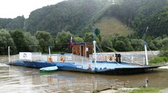 Na Váhu opäť premáva kompa. Zrenovovali ju a po zimnej odstávke vozí autá aj cestujúcich zo Strečna