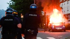Policajti pri kontrole v Nantes zastrelili muža, mesto zachvátila vlna výtržností