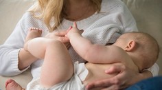 Bábätko zomrelo pri dojčení. Odborníci upozorňujú na chybu, o ktorej väčšina matiek nevie