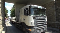 Šofér kamiónu to neodhadol. Pozrite, kde sa zasekol