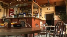 Žena prišla do krčmy pre muža, ten vytiahol sekeru aj kosu