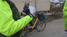 Policajti spolu s poštármi vyrazili do akcie. Pomáhajú seniorom, aby nenaleteli podvodníkom