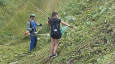 Prázdniny využili naplno. Mladí si zarábajú a pritom pomáhajú svojej obci