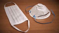 Ochráni respirátor pred delta variantom viac ako rúško? Odborník má nekompromisnú odpoveď