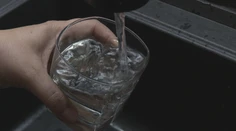 Obyvateľom v troch susedných obciach vypli pitnú vodu. Vodári hľadajú poruchu, pomáhajú aj bane