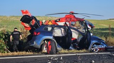 Čelná zrážka za obcou Blatné si žiaľ vyžiadala obeť. Štyria ďalší ľudia sú zranení