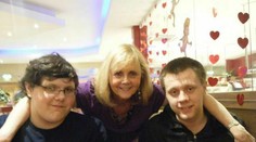 Brit sa na výlete v Poľsku nakazil koronavírusom. Matka naň zomrela a brat bojuje o život