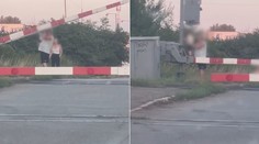 VIDEO: Mimoriadne nebezpečná a nezodpovedná hra. Muž sa zabával s dieťaťom pri zatvorených závorách