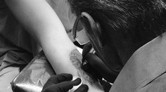 Aký otec, taký syn. Kto si na predlaktie vytetoval Indiána?