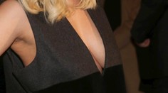 Bývalá SuperStar s odvážnym výstrihom bez podprsenky