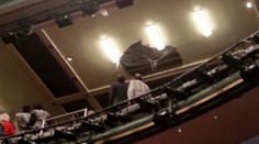 V londýnskom divadle sa zrútil strop, evakuovali viac ako tisíc ľudí