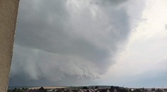 VIDEO: Pri Nitre zachytili možné tornádo, zničilo aj domy. V kraji vyhlásili mimoriadnu situáciu