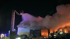 Masívny požiar v Hornom Hričove. Plamene zachvátili hutnícku spoločnosť