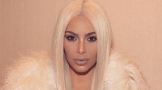 Kim Kardashian ukázala, ako si lepí prsia na dokonalý výstrih