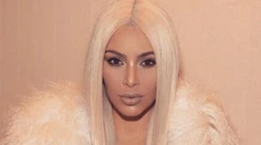 Kim Kardashian ukázala, ako si lepí prsia na dokonalý výstrih