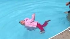 Inštruktorka plávania strčila ročné dieťa do bazéna kompletne oblečené. Išlo o lekciu prežitia