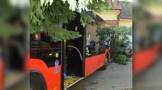 Nezvyčajná nehoda v Bratislave. Autobus sa rozbehol, vodič ho chcel zastaviť holými rukami