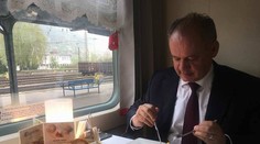 Kiska cestoval vlakom do Bratislavy. Pozrite, čo raňajkoval