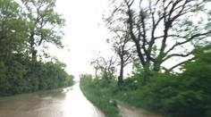 FOTO: Cesta medzi Pezinkom a Šenkvicami sa po búrke zmenila na potok