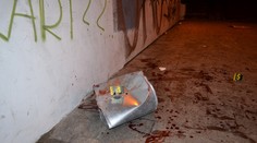 Mladíci dorezali dvoch mužov smetným košom