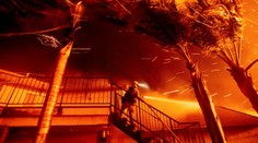 V dôsledku požiaru evakuovali v Kalifornii ďalších viac ako 7000 ľudí