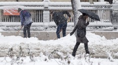 Časti východnej Európy zasiahli snehové metelice