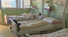 Denisu mala nožom pichnúť barmanka. Ona tvrdí niečo iné