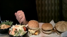 Viete, čo všetko jete? Vo fast foodoch pridávajú do jedla celulózu