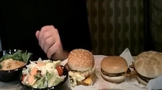 Viete, čo všetko jete? Vo fast foodoch pridávajú do jedla celulózu