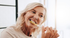 Čistenie zubov má väčší význam, než sa mu bežne pripisuje. Ľuďom pomáha s nečakanými problémami