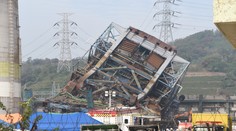V Južnej Kórei sa zrútila na robotníkov 60-metrová veža tepelnej elektrárne