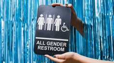 Gymnázium v Čechách zaviedlo nebinárne toalety. Doba sa mení, hovorí riaditeľka školy