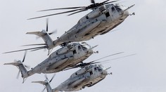 Po zrážke dvoch vrtuľníkov námornej pechoty je 12 osôb nezvestných