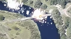 VIDEO: Slučka sa uťahuje. Ukrajinci ničia mosty v Kurskej oblasti tak rýchlo, ako ich Rusi stavajú