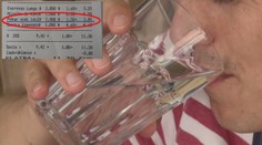 Malo by sa platiť za čistú vodu v podniku? Tri eurá za dve deci to nie