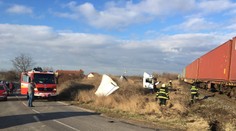 Pri Šamoríne sa zrazil nákladný vlak s kamiónom, ten sa otočil niekoľkokrát aj s celou kabínou