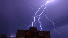 Na Slovensko sa rútia búrky, niekde ich budú sprevádzať krúpy. Hrozia aj prívalové povodne