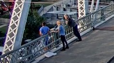 Spevák Jon Bon Jovi zachránil žene život. Presvedčil ju, aby neskočila z mosta