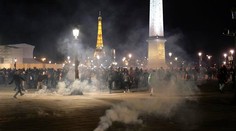 Veľká vzbura v Paríži. Polícia rozháňala demonštrantov proti reforme dôchodku slzotvorným plynom