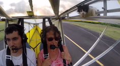 Odvážna mačka strávila let na krídle. Pozrite sa, ako sa držala