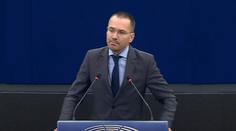 VIDEO: Europoslanec hajloval v Európskom parlamente. Sankcie ho neminú