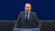 VIDEO: Europoslanec hajloval v Európskom parlamente. Sankcie ho neminú