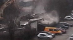 VIDEO: Búrali škôlku v Košicach. Stena spadla rovno na zaparkované autá